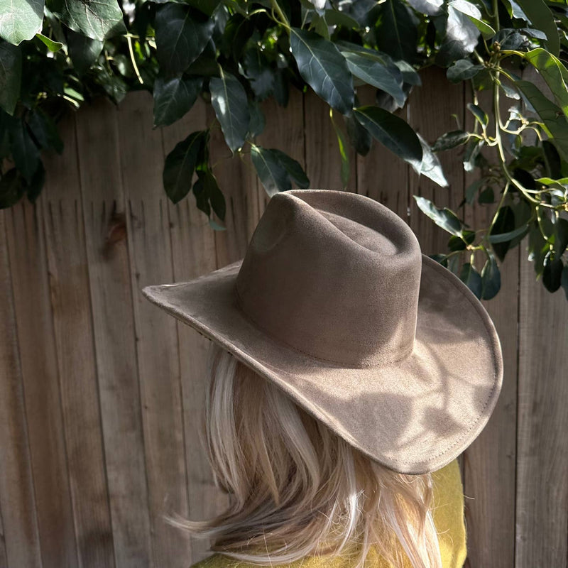 Queens INC - Fashion Vegan suede cowboy hat: IVORY / ONE SIZE