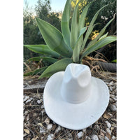 Queens INC - Fashion Vegan suede cowboy hat: IVORY / ONE SIZE