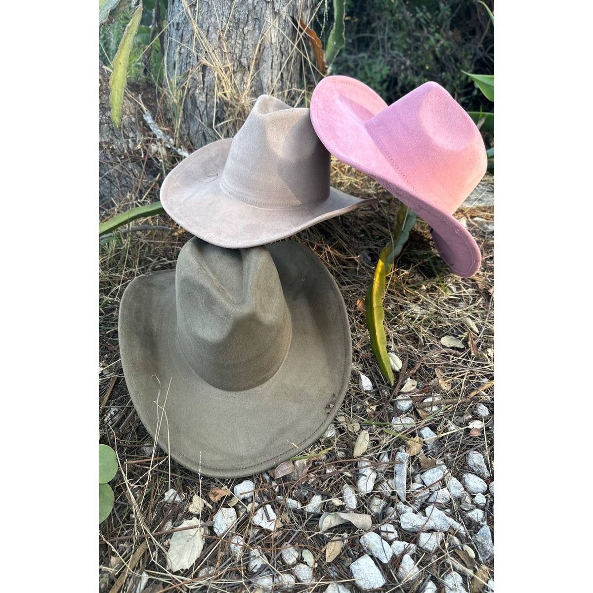 Queens INC - Fashion Vegan suede cowboy hat: IVORY / ONE SIZE